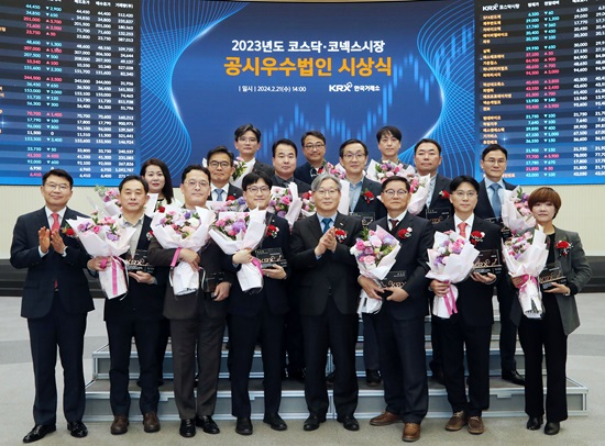 의류, 사람, 텍스트, 미소이(가) 표시된 사진자동 생성된 설명
