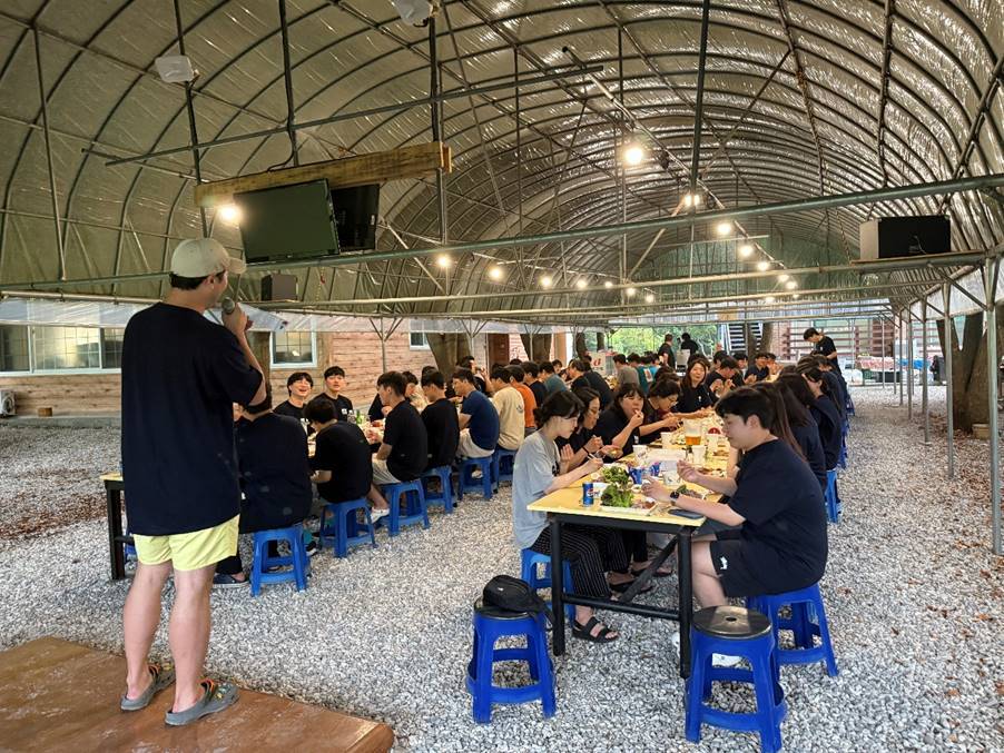 의류, 신발류, 사람, 여성이(가) 표시된 사진AI 생성 콘텐츠는 정확하지 않을 수 있습니다.